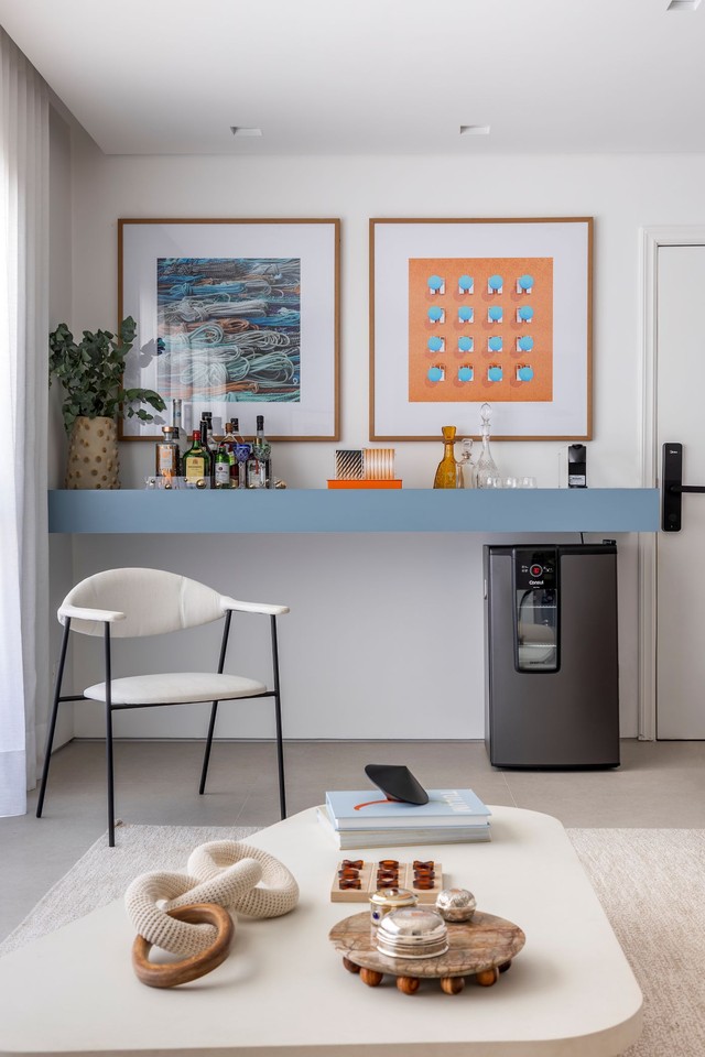 Marcenaria azul traz charme a apartamento neutro de 153 m²
