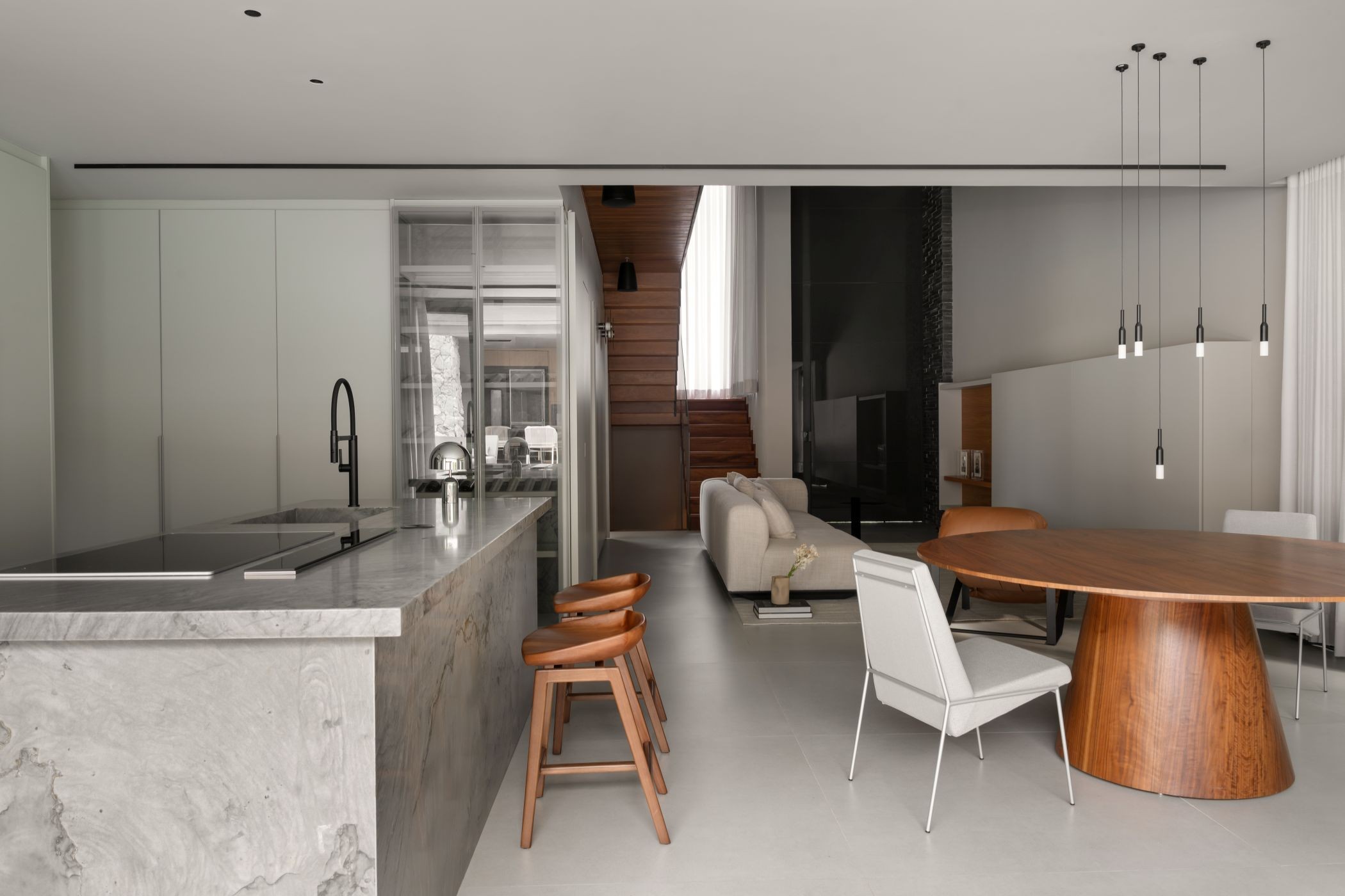 Pedra e madeira são protagonistas em casa que conecta living, gourmet e ...