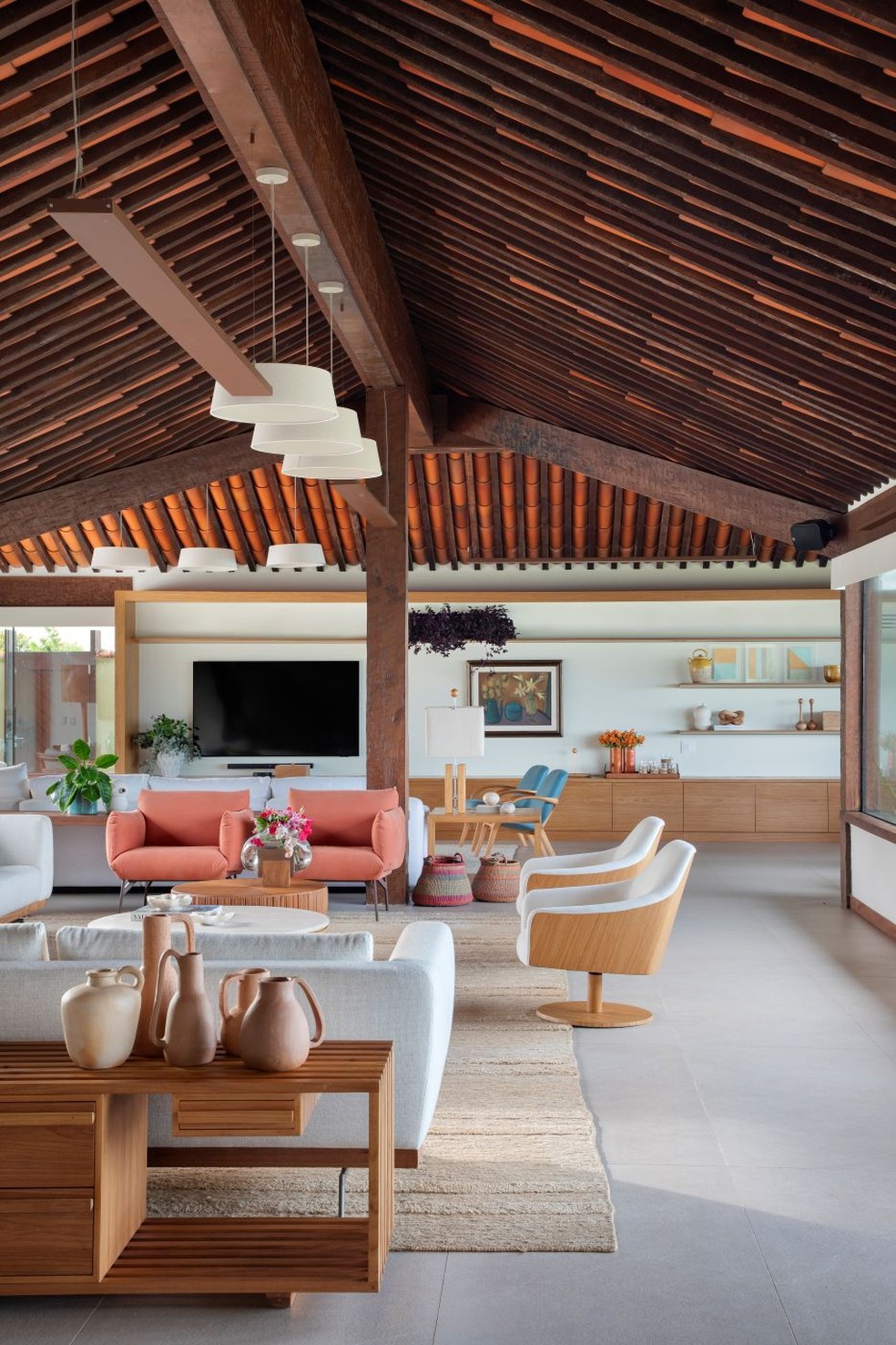 Reforma em casa praiana valoriza arquitetura original e acrescenta ...