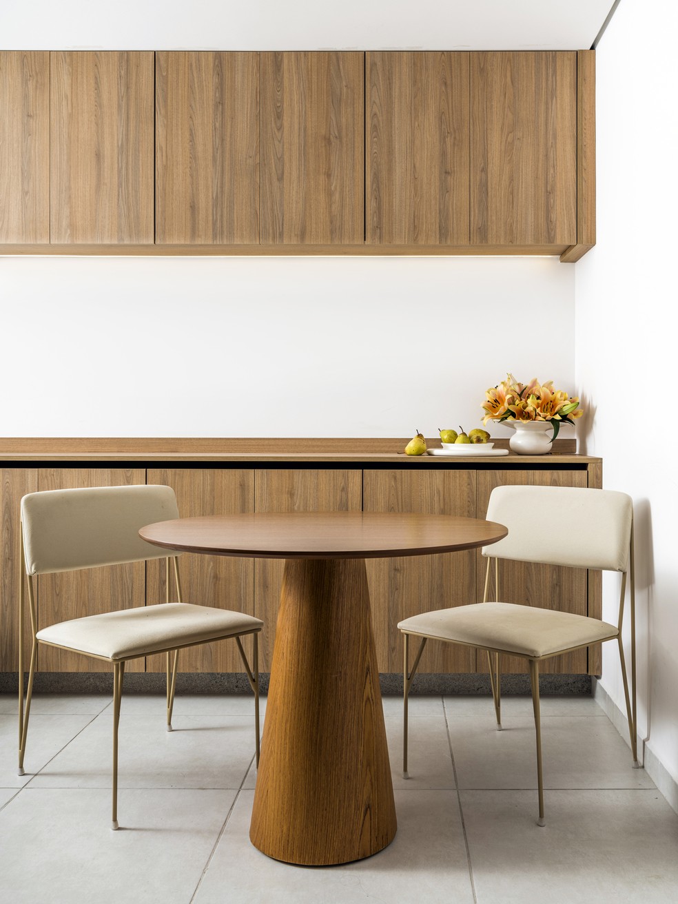 COZINHA | Uma pequena mesa redonda acomoda duas cadeiras na cozinha para refeições mais rápidas — Foto: Renato Navarro / Divulgação