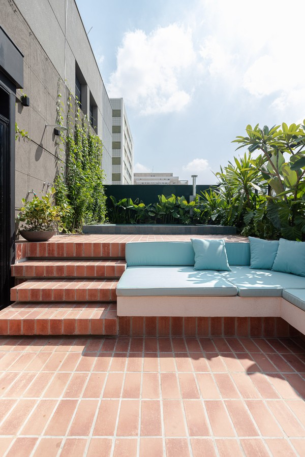 Casa ganha ambientes coloridos repletos de histórias após reforma