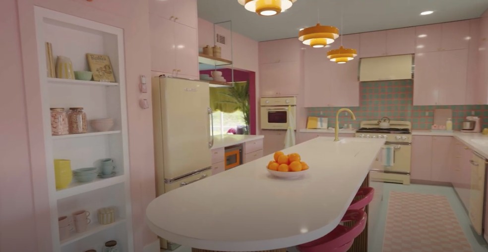 A cozinha da casa na série "Barbie Dreamhouse Challenge" ganhou um ar retrô e tons de rosa claro — Foto: Warner Bros e Mattel / Divulgação