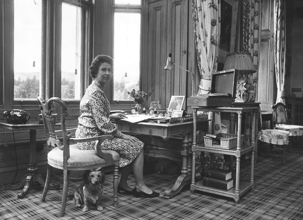 Rainha Elizabeth II sentada em seu escritório no Castelo de Balmoral, na Escócia, em 31 de outubro de 1972 — Foto: Getty Images