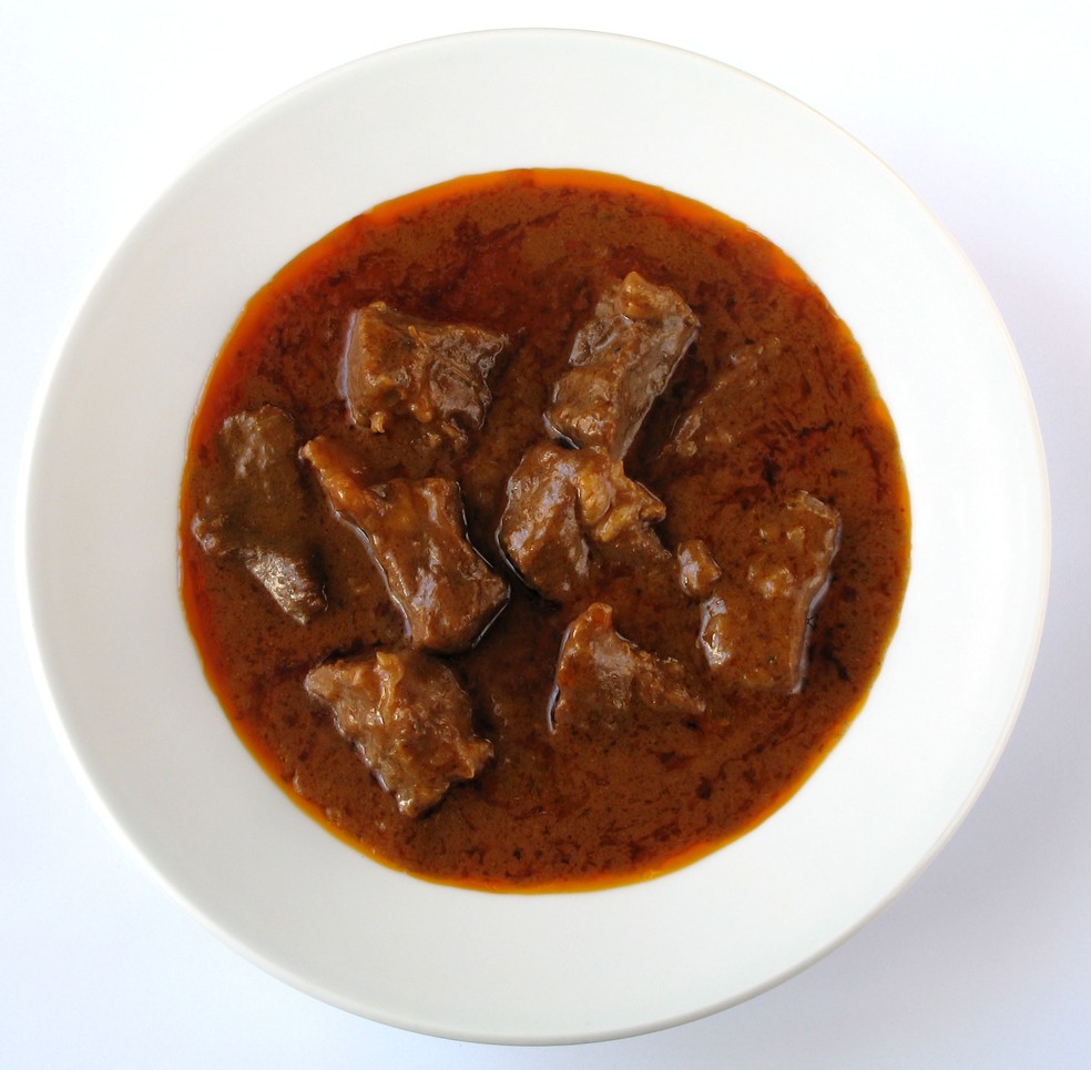 A carne do ensopado é temperada com páprica para ficar com a tonalidade vermelha — Foto: Reprodução / Wikipedia