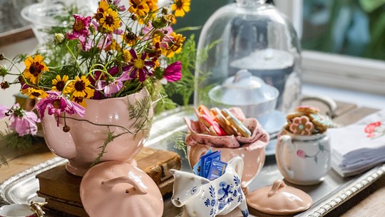 Cantinho do café: ideias para montar com flores e louças garimpadas