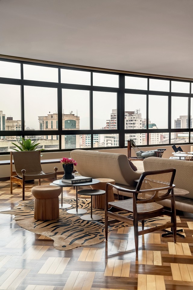 Apartamento da década de 60 mescla peças de design contemporâneo e vintage