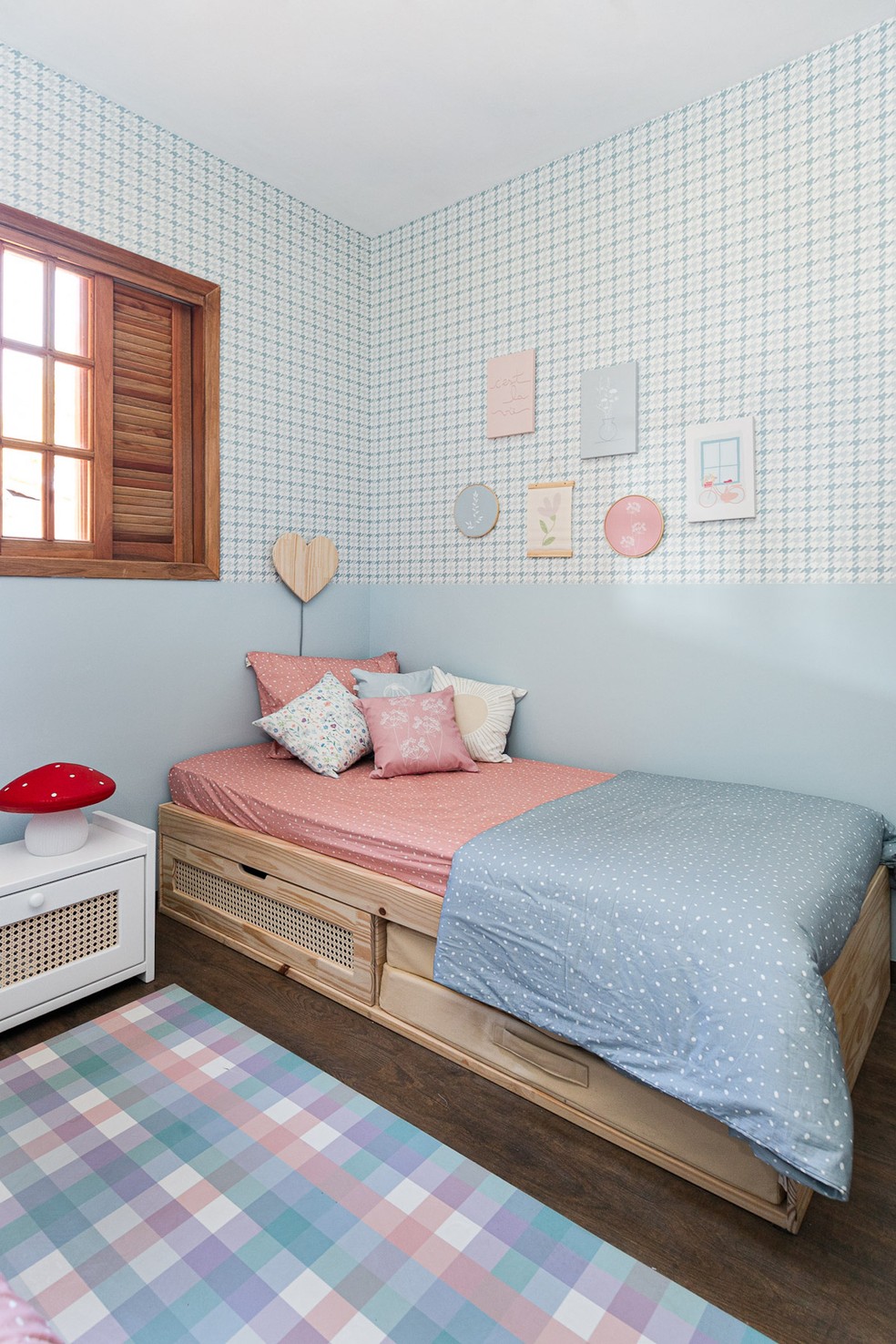 No quarto de Nina, papéis de parede, playmats, tapetes, quadros, bastidores e almofadas são da Sheepy — Foto: Gisele Rampazzo / Divulgação