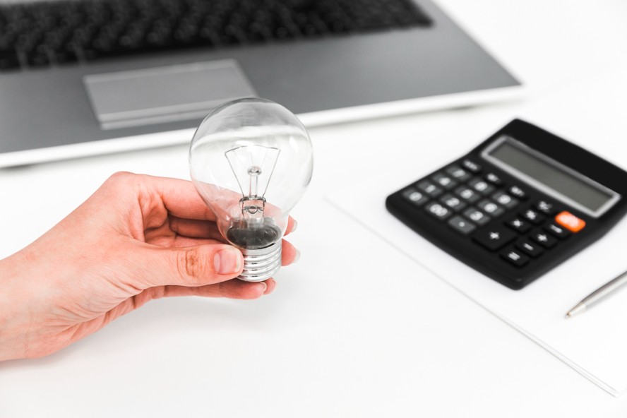 Economizar energia elétrica em casa é mais fácil do que parece e pequenas mudanças de hábito podem gerar uma grande diferença na conta de luz
