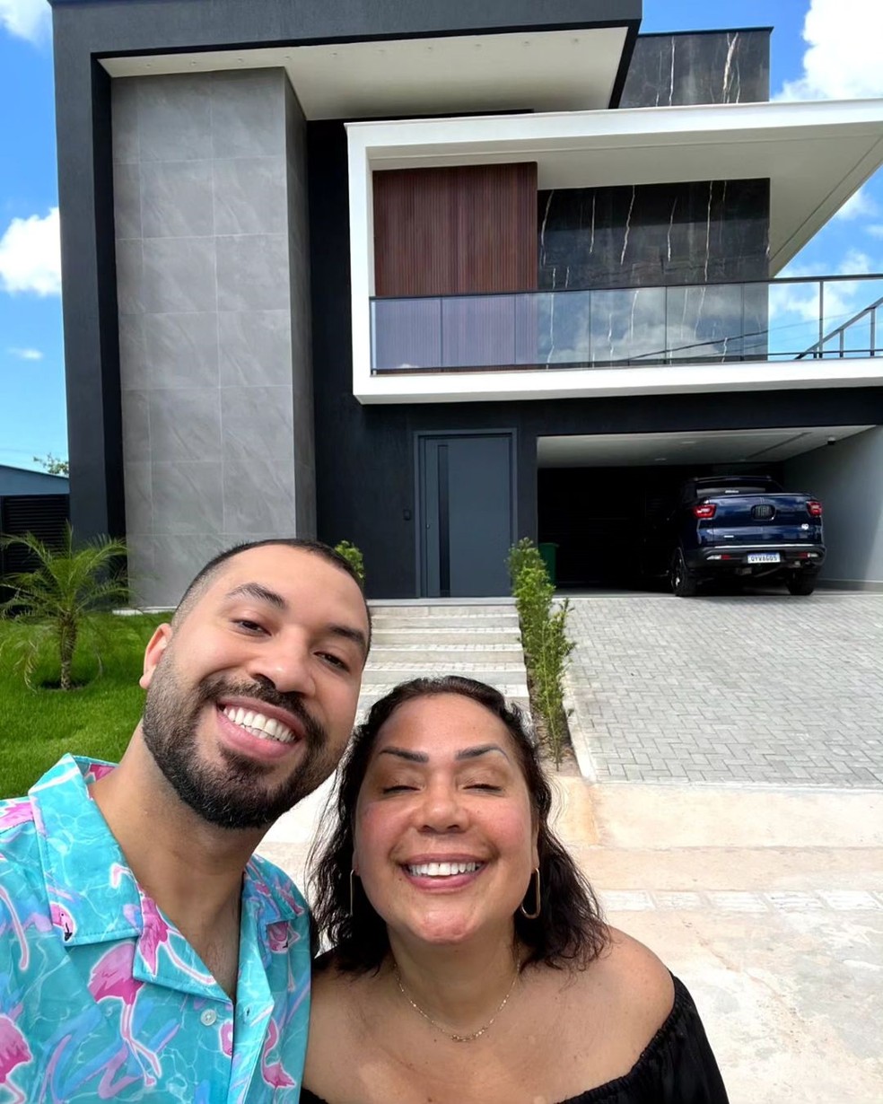 Gil do Vigor com a sua mãe na frente da casa nova — Foto: Reprodução / Instagram