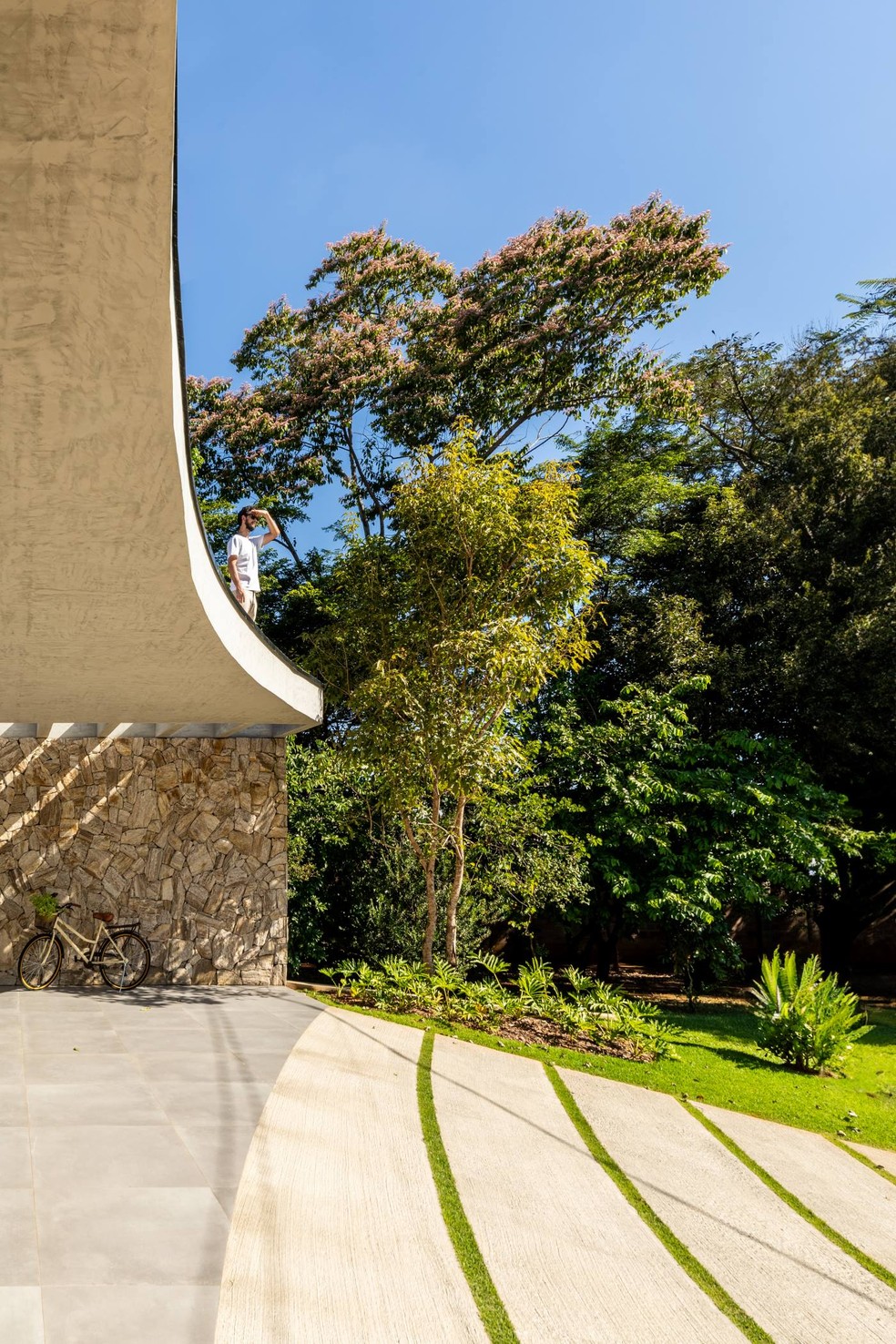 FACHADA |  A laje de concreto da garagem segue a linha curva da rotatória, dando um ar modernista ao projeto — Foto: Guilherme Pucci / Divulgação
