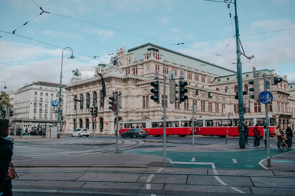 A capital austríaca combina qualidade de vida, cultura e espaços de convivência, com transporte público e atividades culturais acessíveis para os jovens — Foto: Pexels/Ceyda Çiftci/Creative Commons