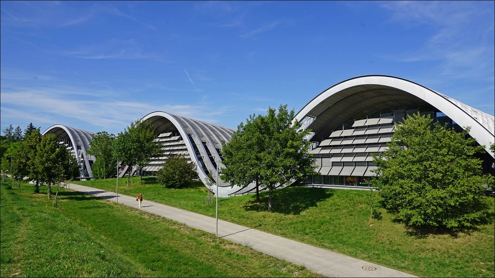 Localizado na Suíça, o museu homenageia o artista Paul Klee e pode ser admirado pelo seu formato de ondas — Foto: Jean-Pierre Dalbéra / Wikimedia Commons