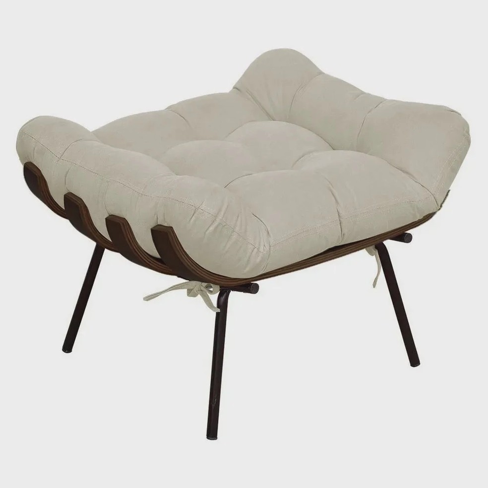 O pufe Costela é um clássico do mobiliário contemporâneo e serve tanto de apoio para os pés como de assento para acomodar os convidados — Foto: Reprodução / Americanas 