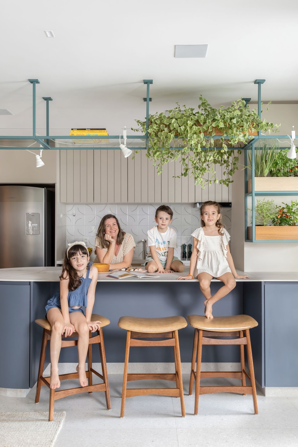 Serralharia e cores refrescantes marcam apartamento paulista de 186 m²