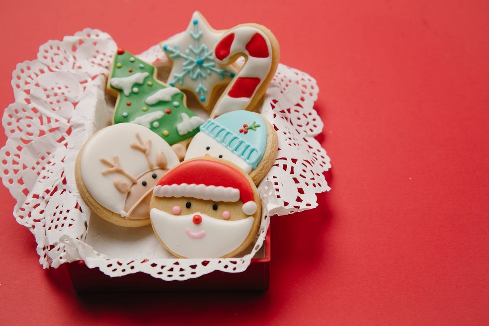 As bolachas decoradas servem de alimento, lembrancinha e de decoração de Natal — Foto: Pexels / Laura James / Creative Commons