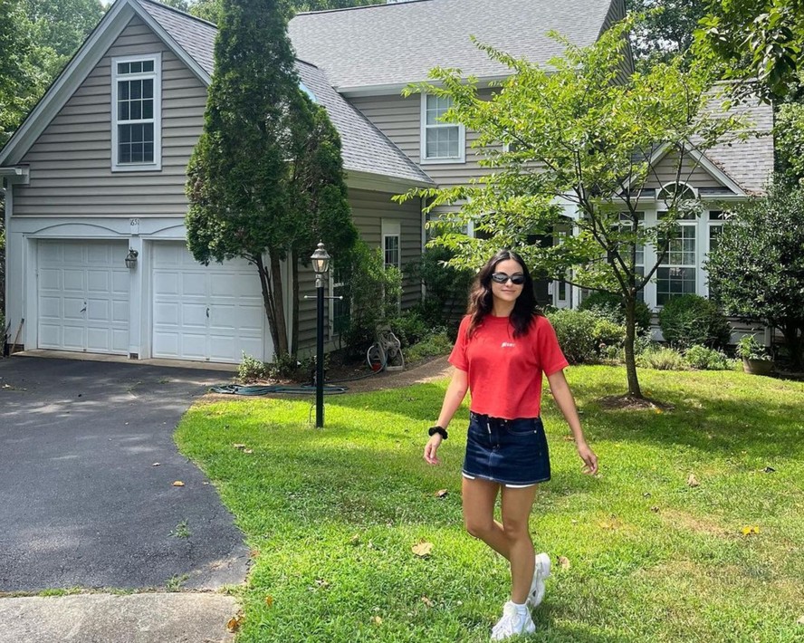 Camila Mendes visita casa onde morava na infância