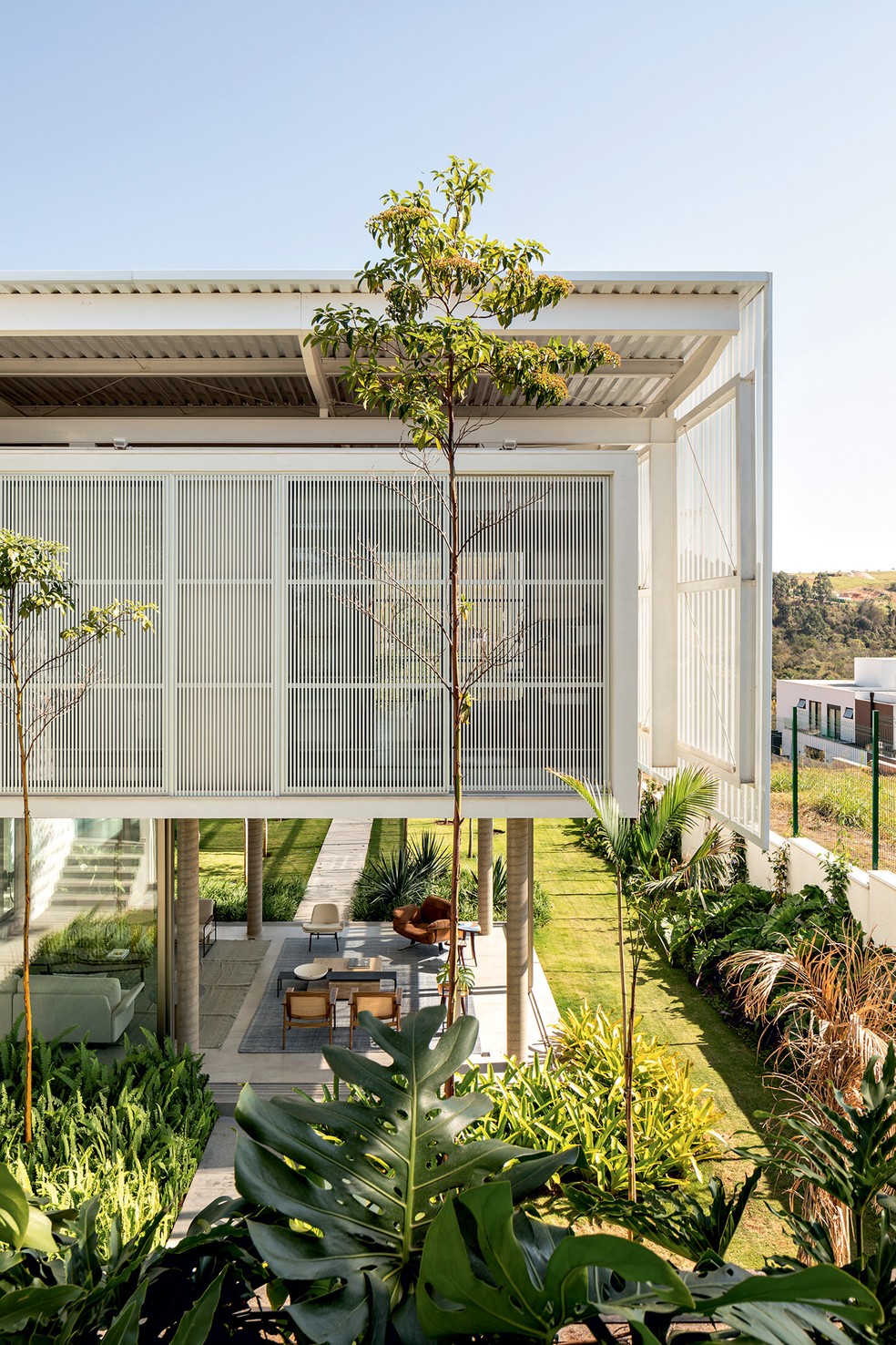 Brise-soleil é elemento da arquitetura moderna que pode ser reinterpretado em fachadas contemporâneas, protegendo a construção da incidência solar. Projeto do FGMF Arquitetos — Foto: Fran Parente / Divulgação