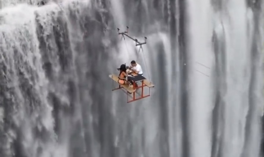 Um casal viralizou na internet com o vídeo de um encontro sobrevoando uma cachoeira