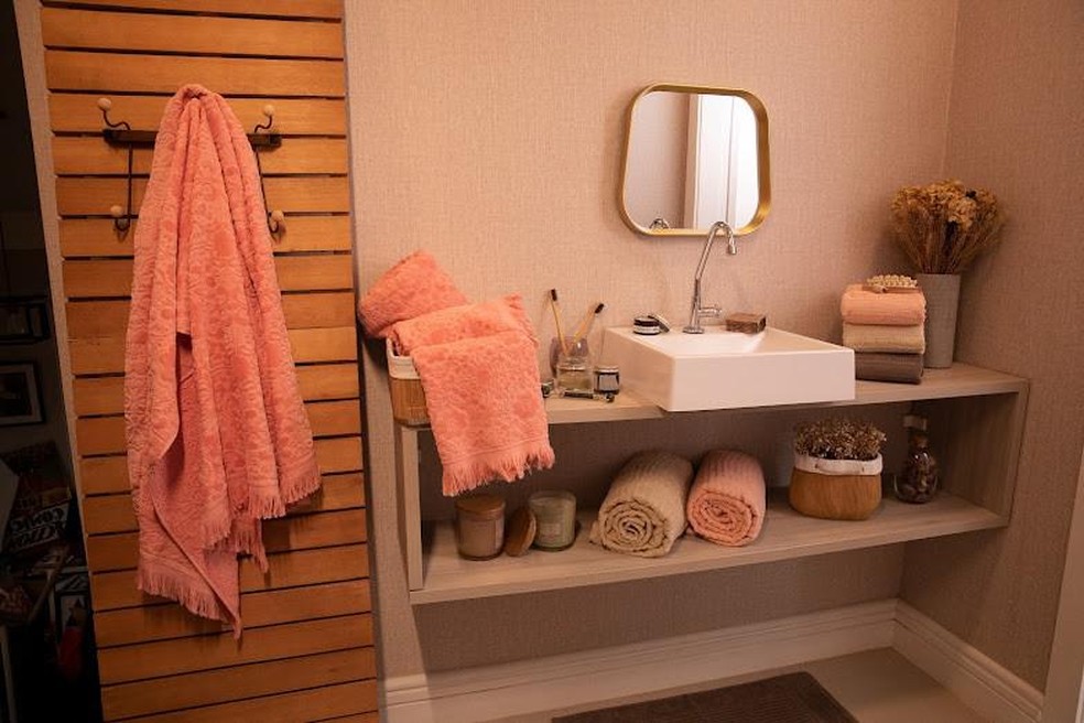 Na hora da lavagem, evite misturar as toalhas com outros tipos de roupa. (Foto: Reprodução/Shoptime) — Foto: Casa e Jardim
