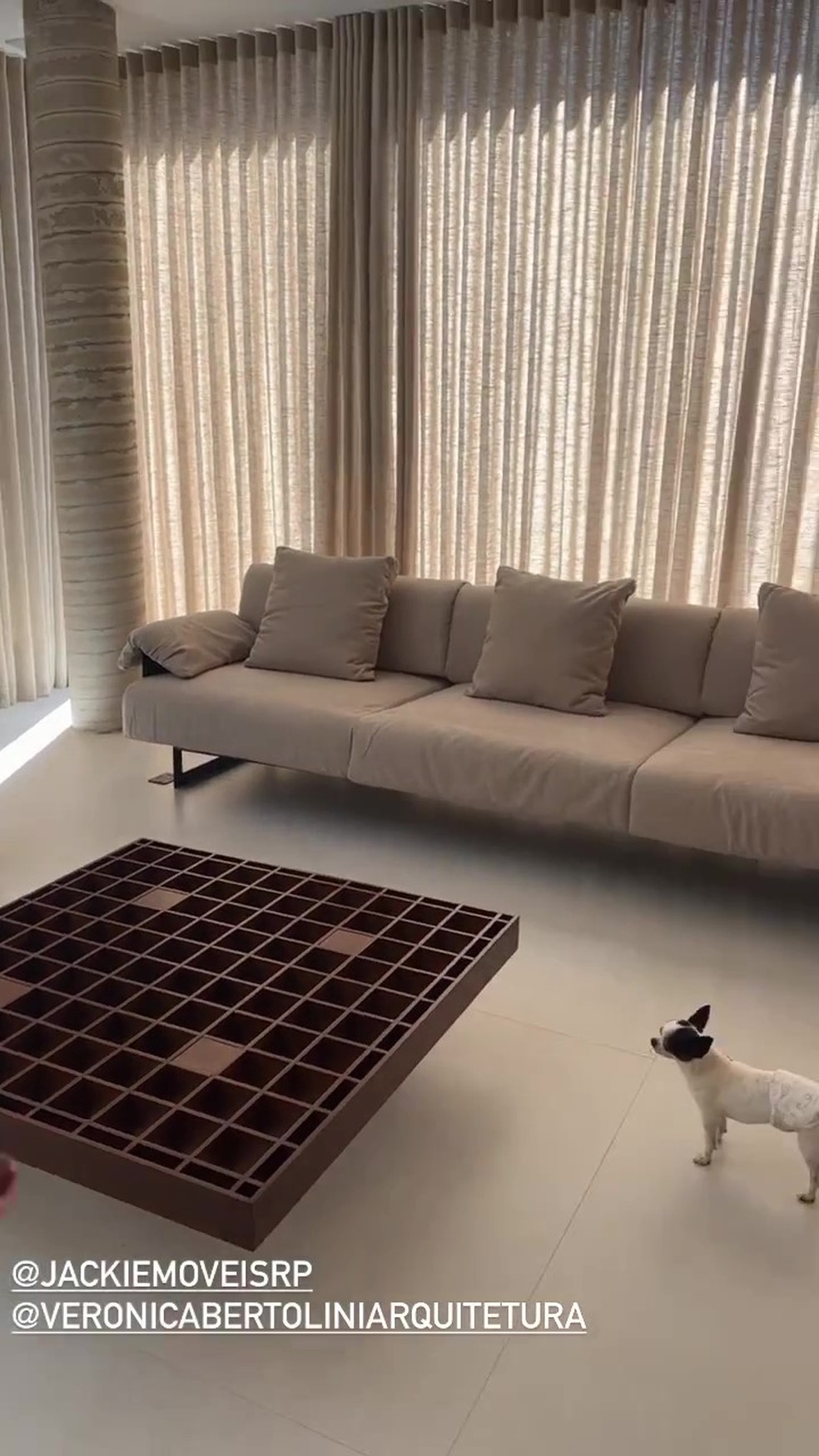 Novo sofá da sala de estar — Foto: Instagram / Reprodução