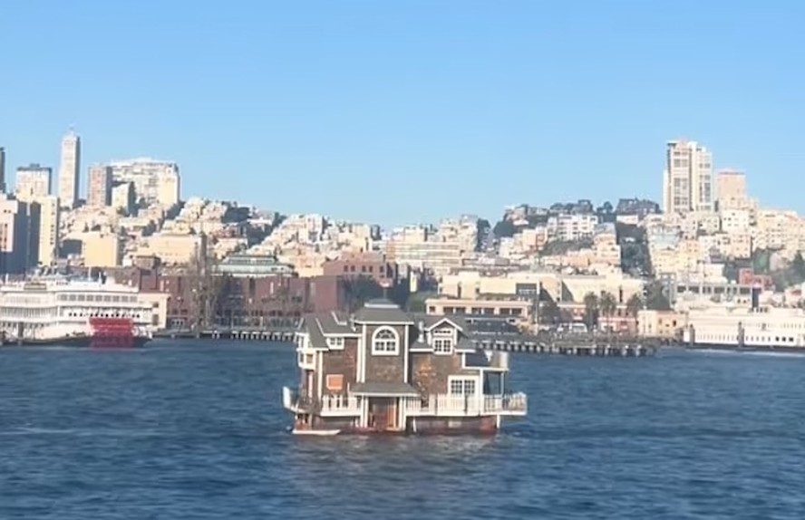 Casabarco flutua pela baía de São