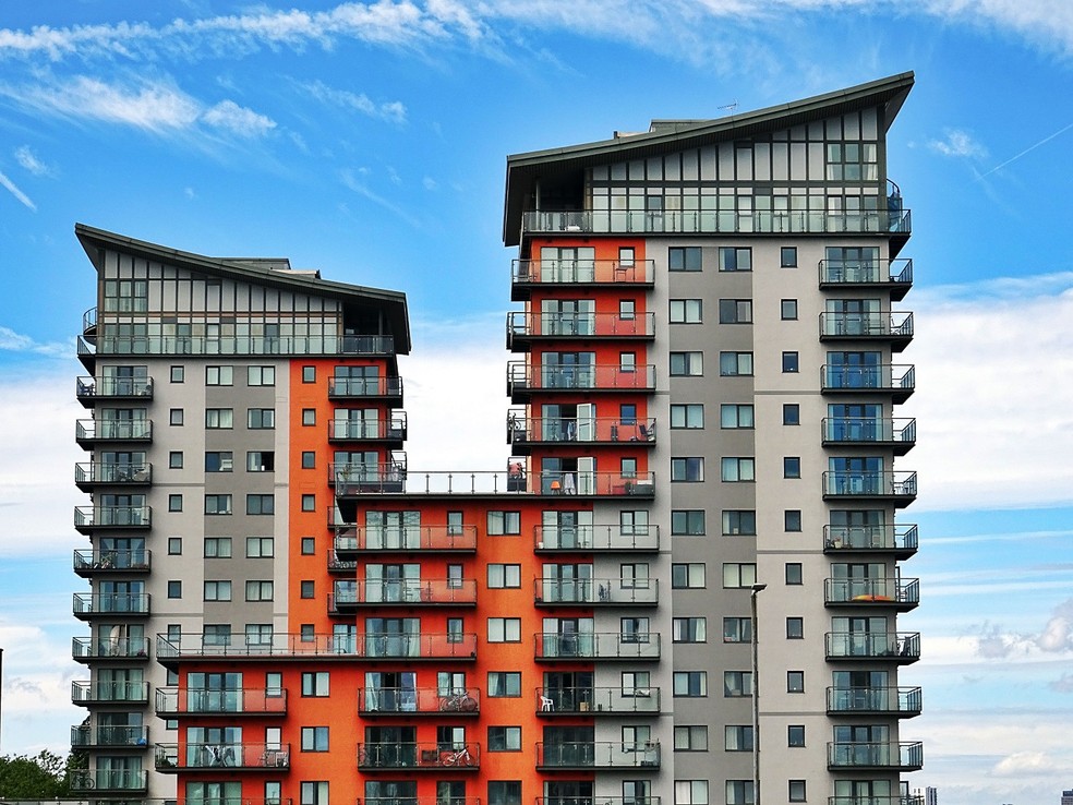 A preferência pela compra de apartamentos se dá entre os brasileiros que ganham mais de R$ 15 mil por mês — Foto: Pexels / SevenStorm Juhaszimrus / Creative Commons