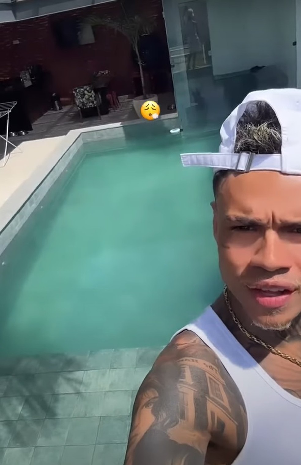 MC Cabelinho mostra piscina da sua mansão — Foto: Instagram / Reprodução