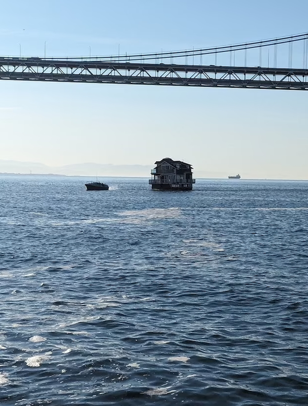 Casabarco flutua pela baía de São