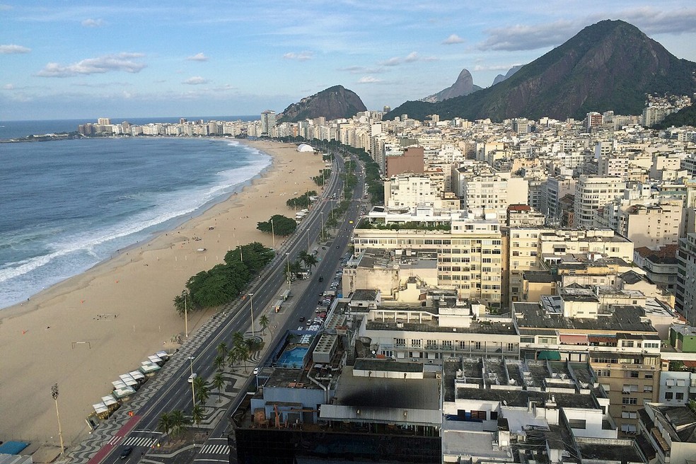 A orla e as grandes vias de Copacabana, no Rio de Janeiro, já contam com rede elétrica majoritariamente subterrânea há décadas, implantada pela concessionária Light — Foto: Mario Roberto Duran Ortiz/Wikimedia Commons