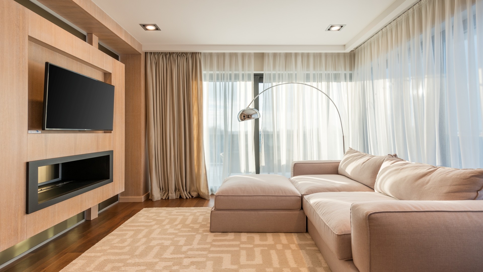 Painel para TV de 50 polegadas: 5 modelos para acertar na decoração