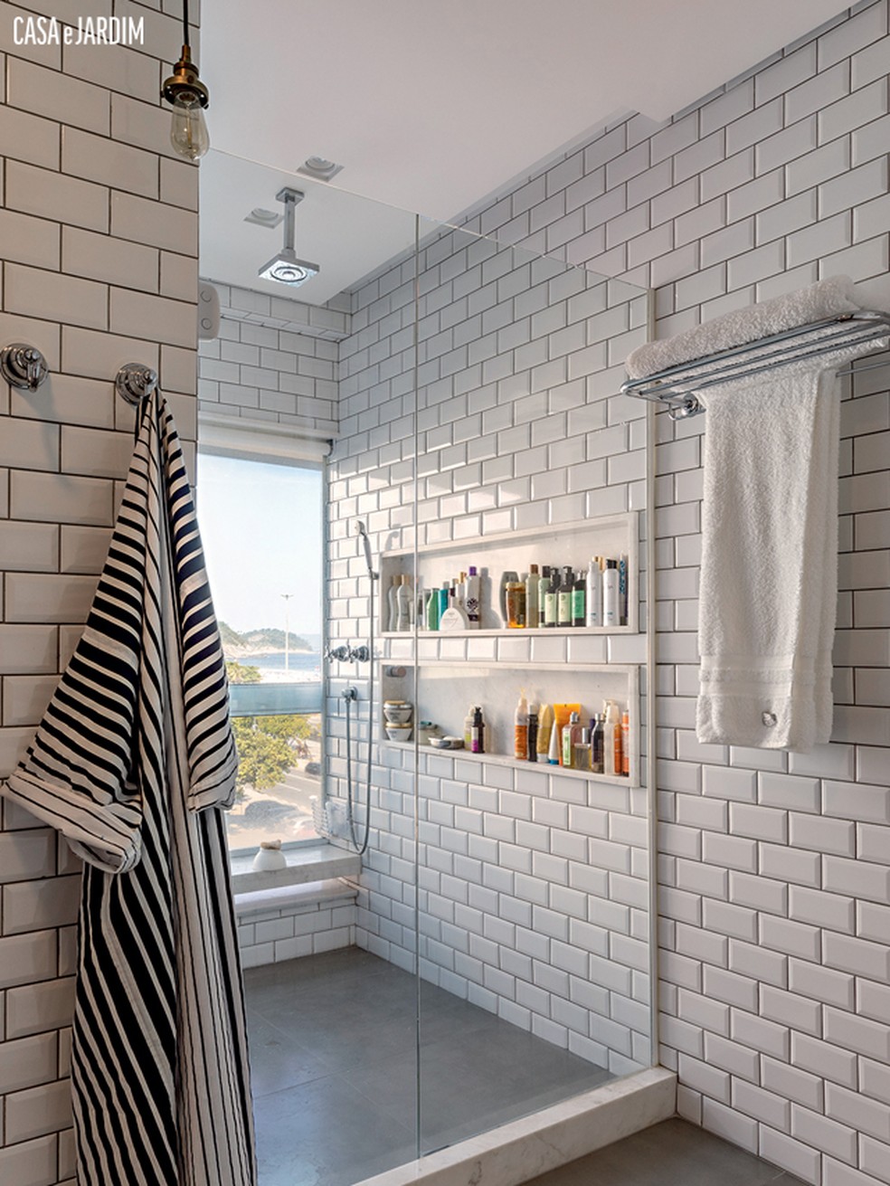 Revestimento metro branco com projeto de estilo minimalista.