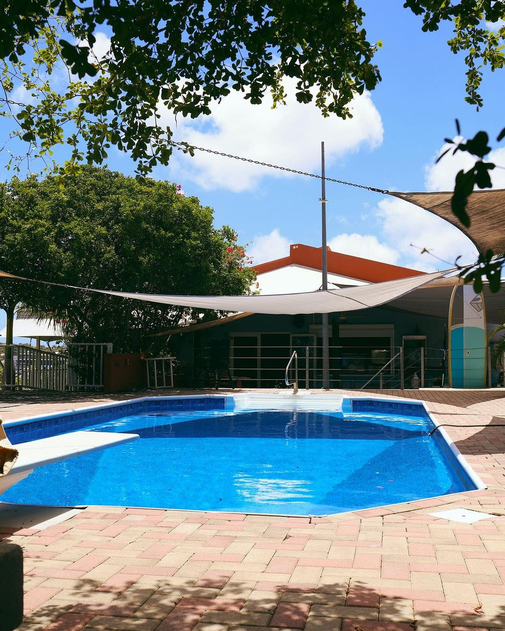 Piscina e área externa da Casarão Guest House, em Curaçao — Foto: Instagram / Reprodução