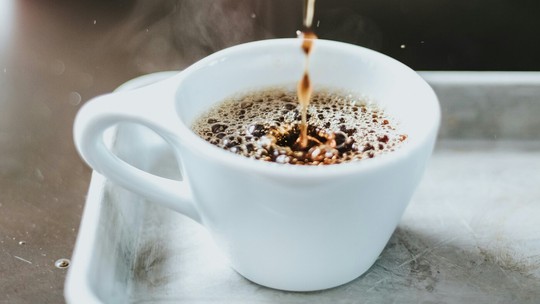 Cafeína faz bem ou mal à saúde? Descubra o que diz a ciência e as consequências
