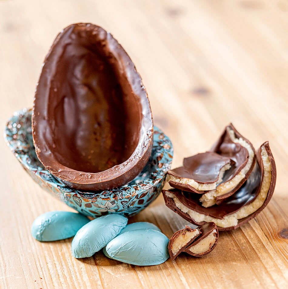 Tchocolath | Ovo trufado de Marzipã, com casca de chocolate ao leite recheada com creme de marzipã (400 g). R$ 198 — Foto: Divulgação