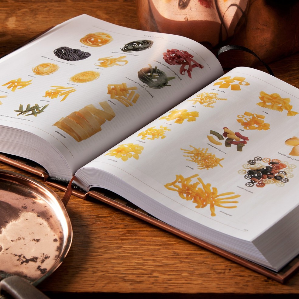 O livro é considerado como uma enciclopédia da culinária francesa e mundial — Foto: Larousse / Divulgação