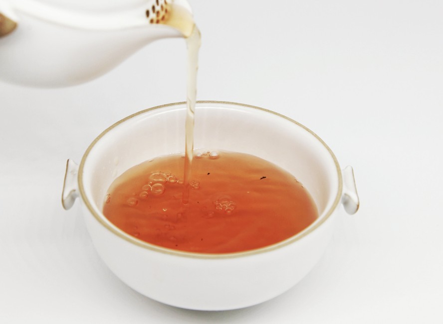 O consumo do chá de erva-cidreira apresenta efeitos positivos para a saúde, como melhora da insônia e da ansiedade