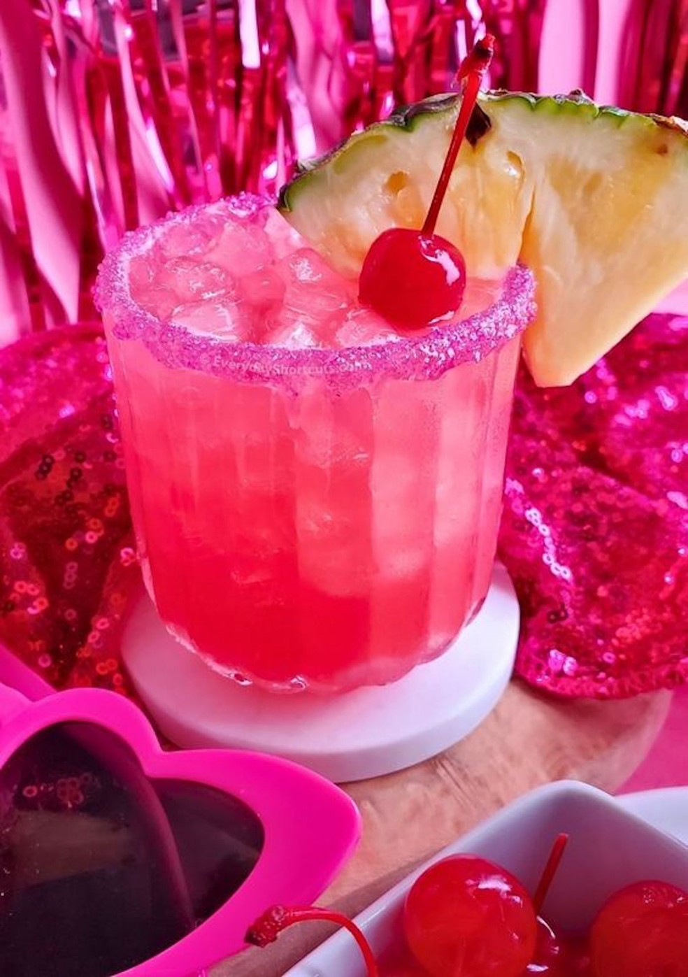 O drinque cor-de-rosa usa uma mistura de sucos de frutas para ganhar esse tom Barbie — Foto: Pinterest / Everyday Shortcuts / Reprodução