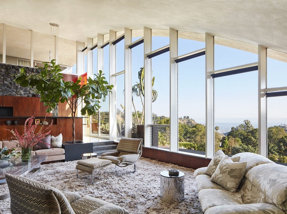 No alto da colina, a casa oferece ampla vista de Los Angeles — Foto: Akgre / Reprodução