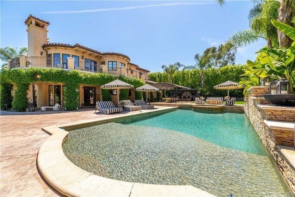 Área externa com piscina da mansão em Tarzana, na Califórnia — Foto: Realtor.com / Reprodução