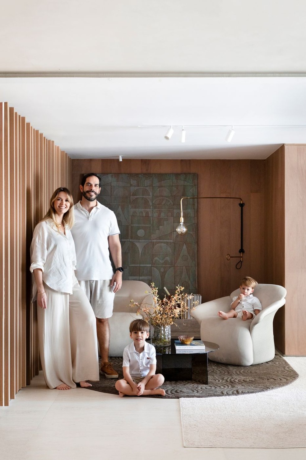 Madeira, pontos de cor e design brasileiro marcam apartamento de 296 m² ...