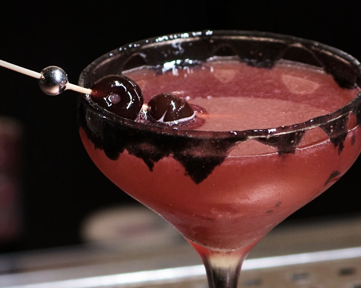 Bloody Wandinha drinque com borda ensanguentada para o Halloween