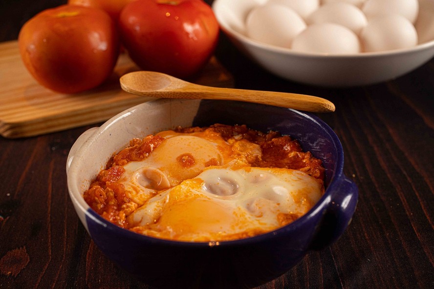 Receita de ovod com molho de tomate é forma simples de redescobrir ingredientes familiares