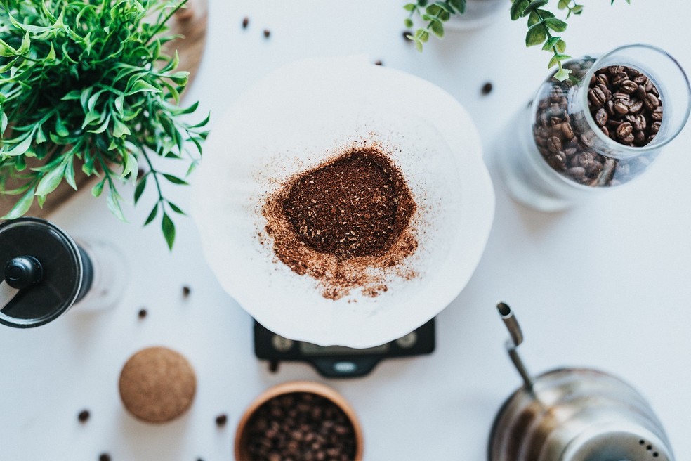 A borra de café funciona como adubo orgânico e também afasta pragas — Foto: Unsplash / Tyler Nix / Creative Commons