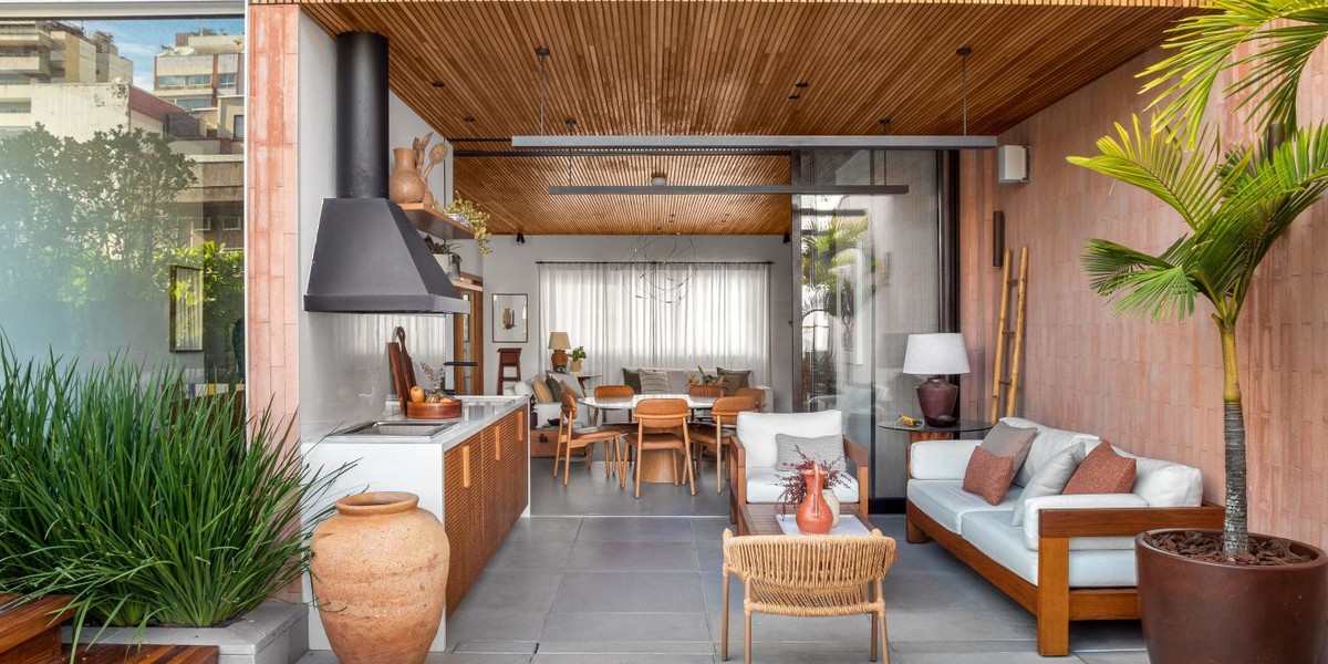 Arquiteta reforma dúplex com muita madeira e integração para morar com a família