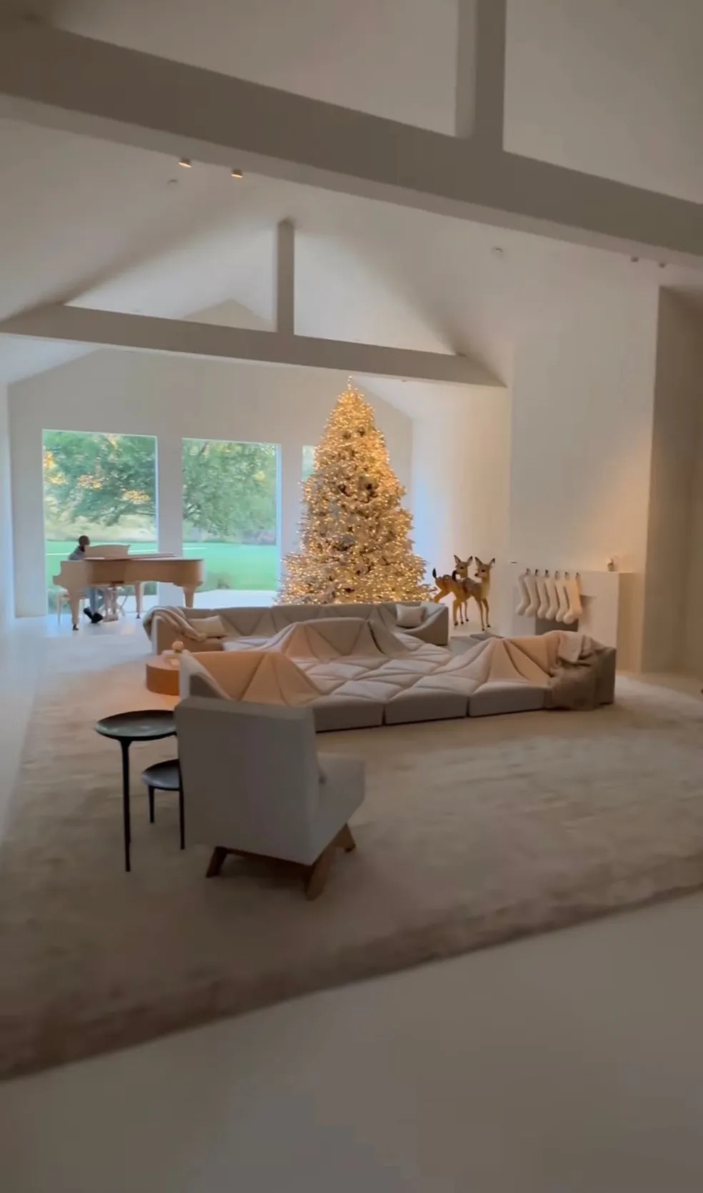 Sofá na mansão de Kim Kardashian — Foto: Reprodução/Instagram