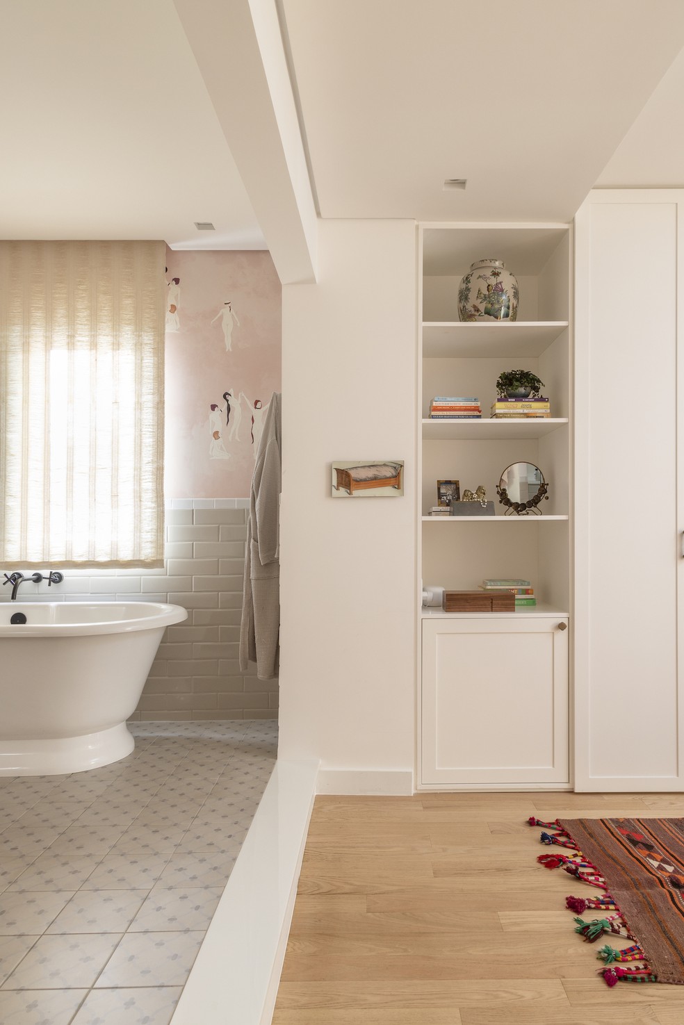 SUÍTE | Sem divisórias, sala de banho e quarto formam um único grande ambiente, um dos desejos da moradora. Revestimentos da Colormix — Foto: Evelyn Muller / Divulgação