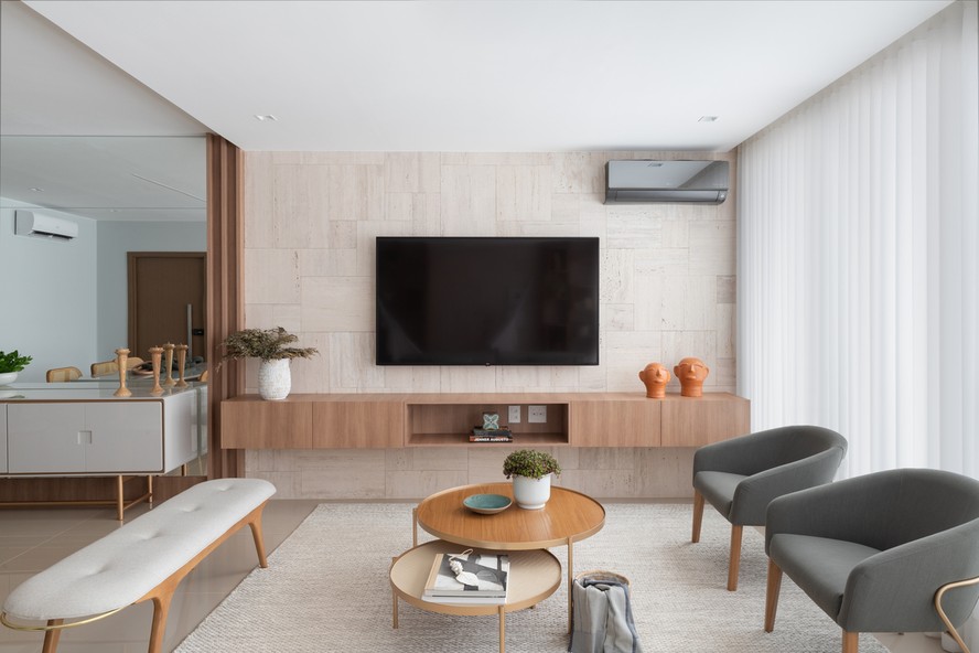 SALA DE ESTAR | O mobiliário solto cria um bom espaço de circulação no estar. Móveis são da Casa Barroca