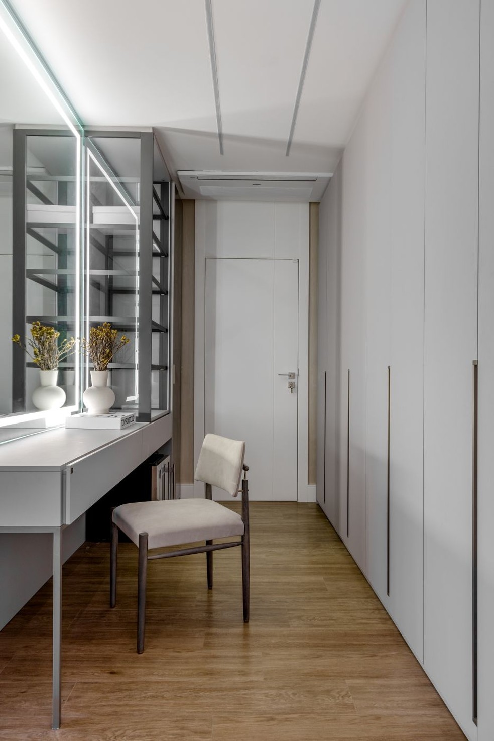 Closet com portas: dicas para acertar na escolha e 12 projetos para se ...