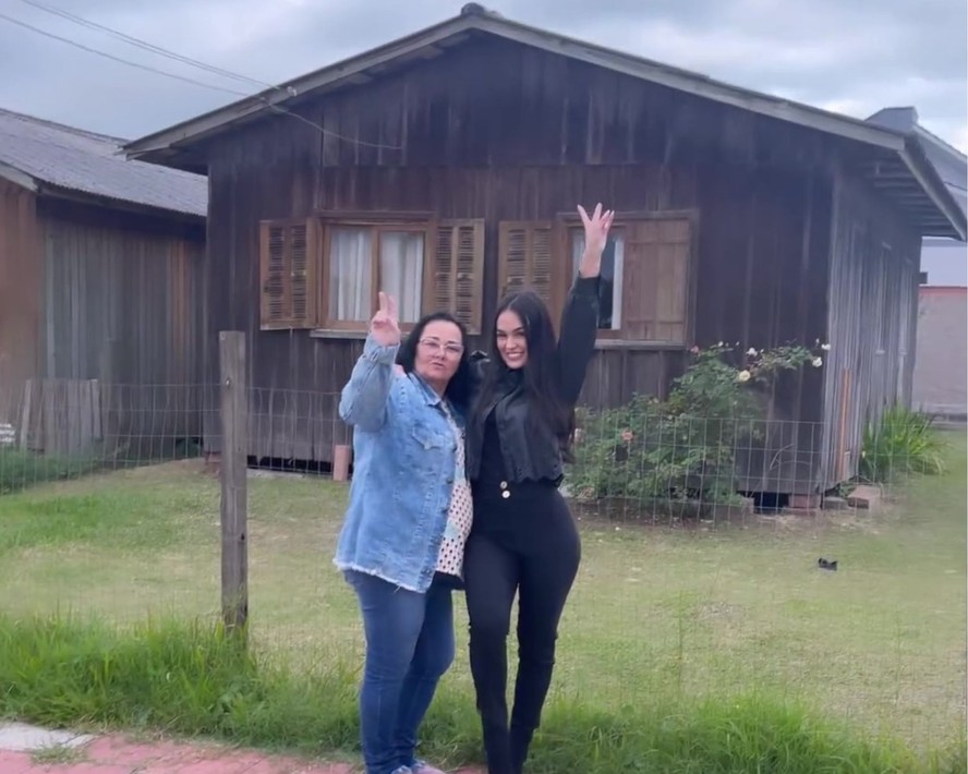 Larissa Santos visita casa onde morava em Santa Catarina