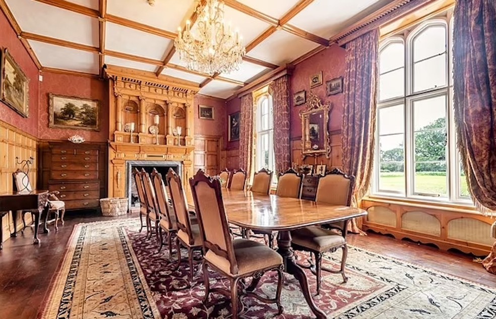 A sala de jantar sofisticada remete às típicas casas de campo inglesas — Foto: Strutt & Parker / Reprodução